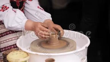 创造泥锅的过程。 使用手。 陶工艺轮及陶瓷泥陶